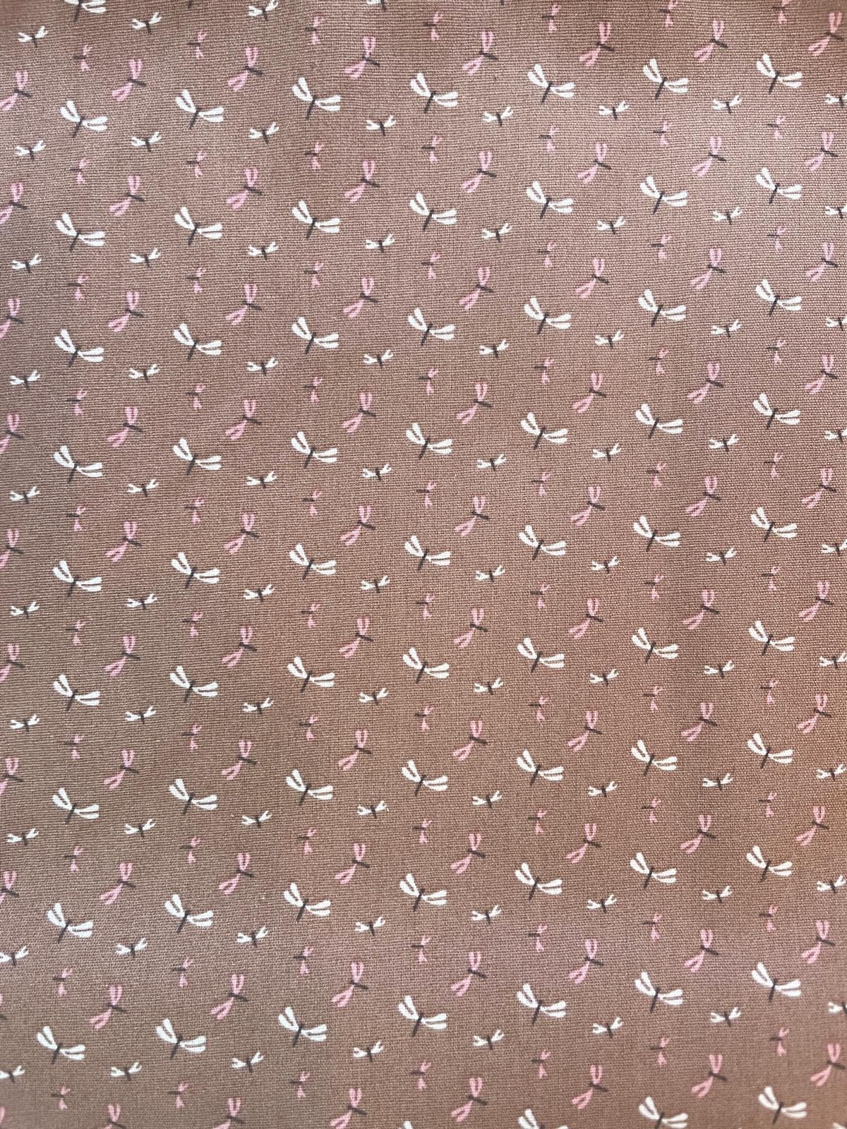 Feiner Baumwoll-Popeline Stoff in Beige-Braun mit kleinen Libellen-Motiven in Rosa und Weiß; Stoffgewicht 130g/m², Breite 147cm.