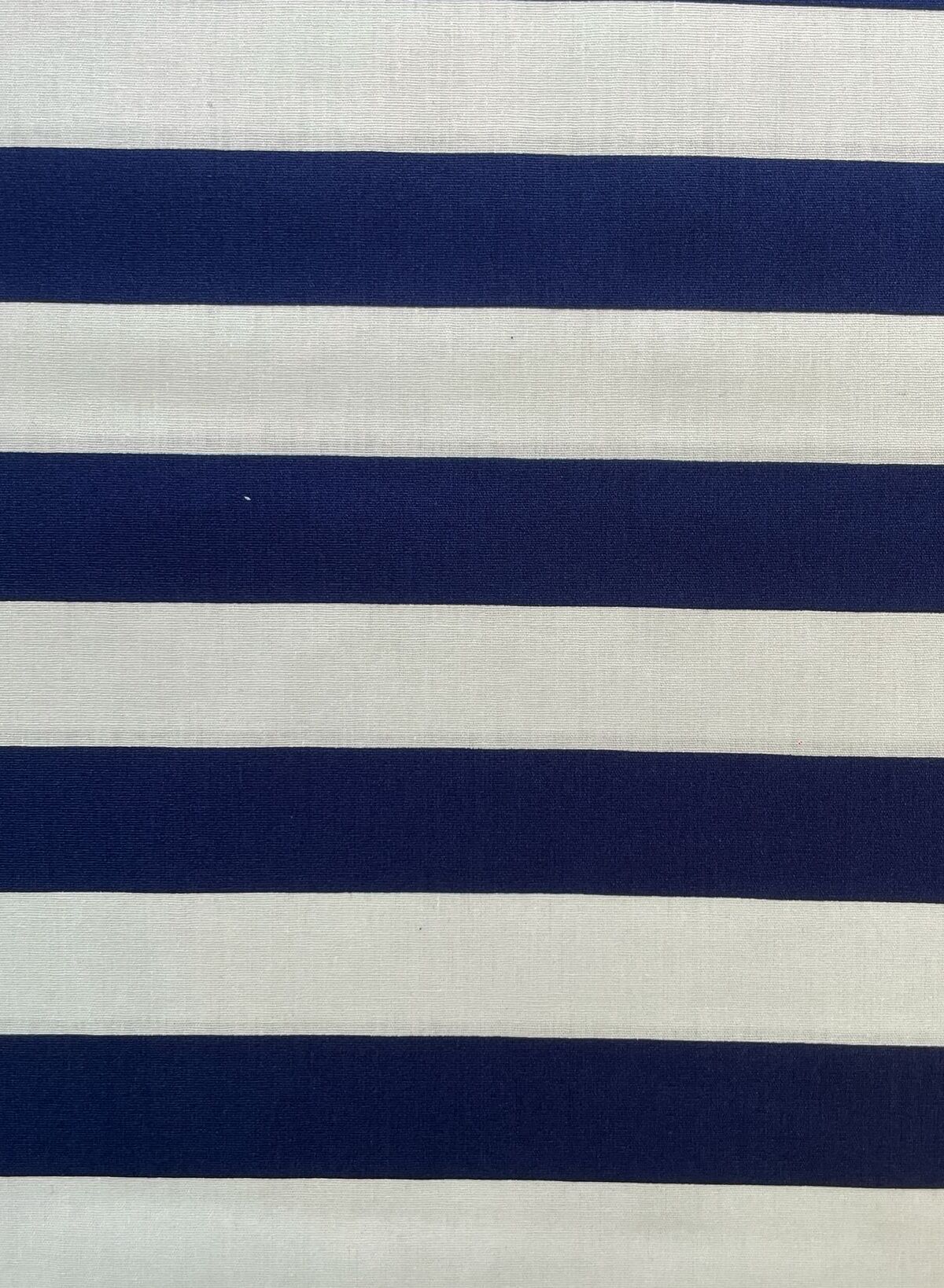 Baumwoll-Popeline mit horizontalen Blockstreifen in Dunkelblau und Weiß, ideal für maritime Schultüten, Taschen und Sommerkleidung.