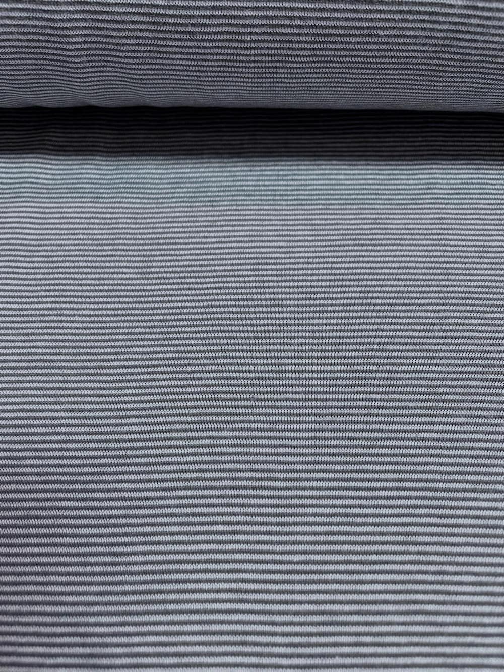 Schmal gestreifter Bündchenstoff in Grau-Meliert und Weiß als elastische Schlauchware (Meterware) für Ärmel, Halsbündchen und sportliche Kleidung.