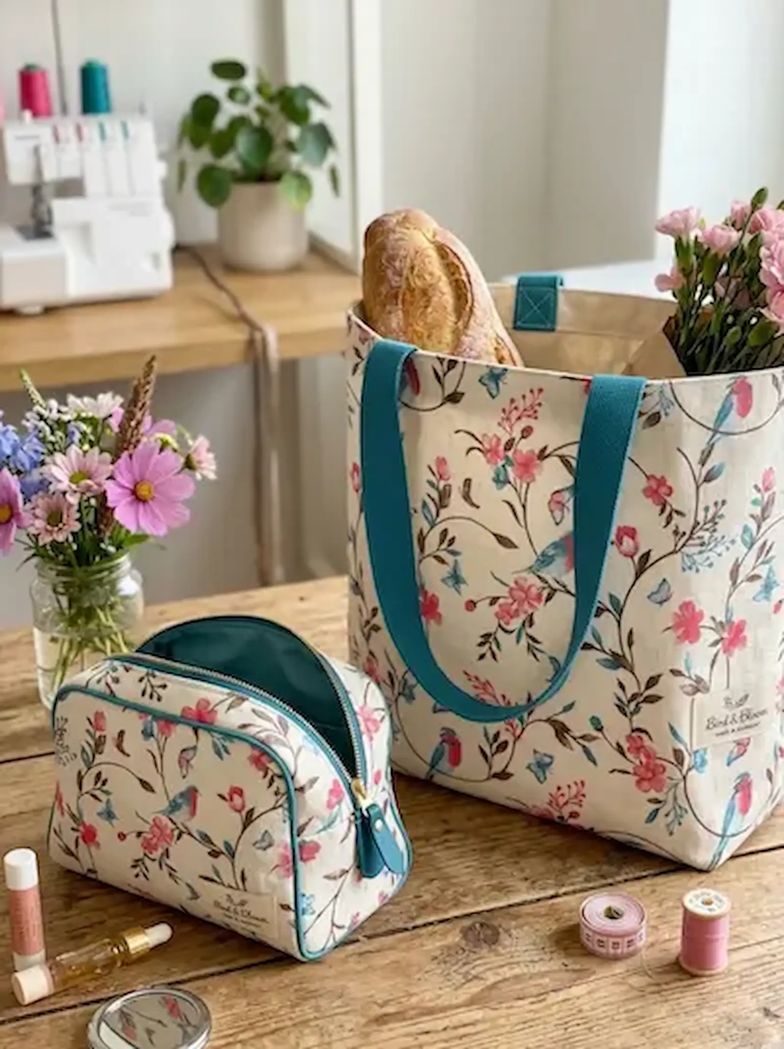Selbstgenähte Einkaufstasche und Kosmetiktasche aus Dekostoff Meterware mit Vögeln und Blumenmuster.