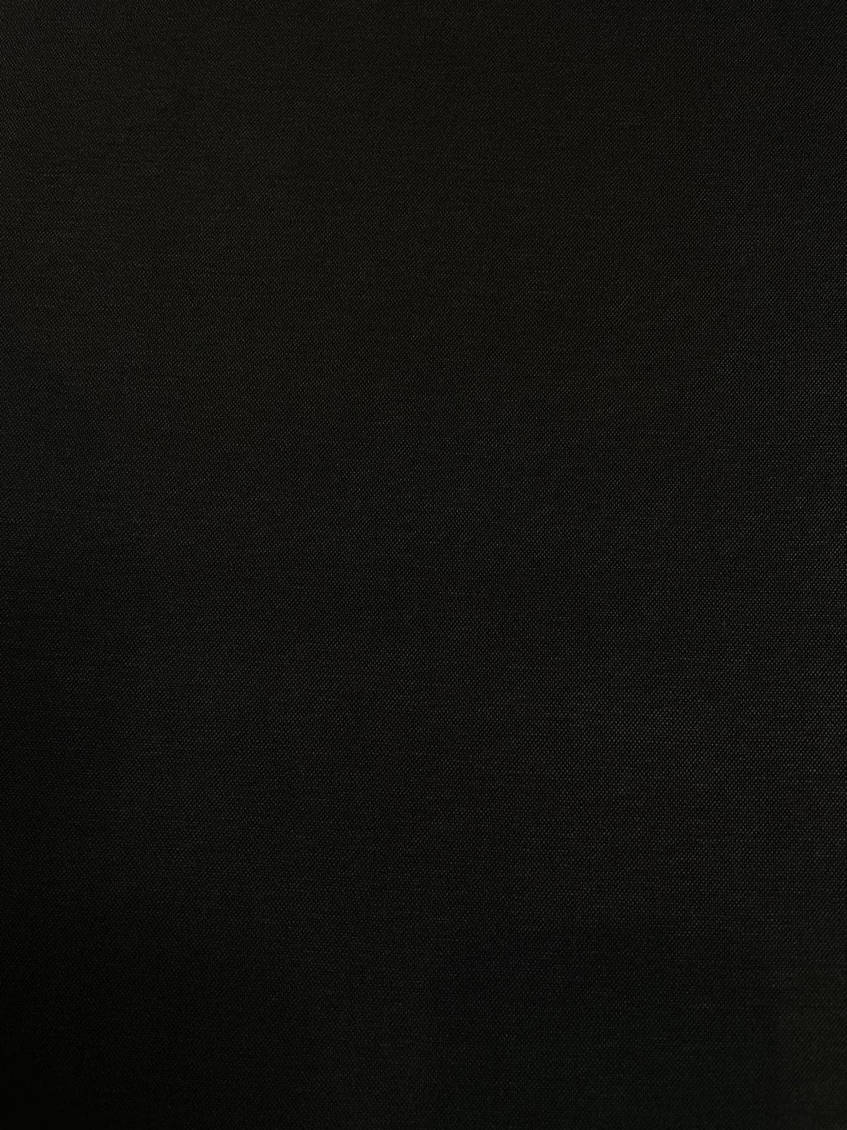 Nahaufnahme von feiner Baumwoll-Webware in mattem Schwarz. Die gleichmäßige, fein gewebte Struktur des unifarbenen Stoffes ist im Detail sichtbar. Hochwertige Meterware für Bekleidung und DIY-Nähprojekte.