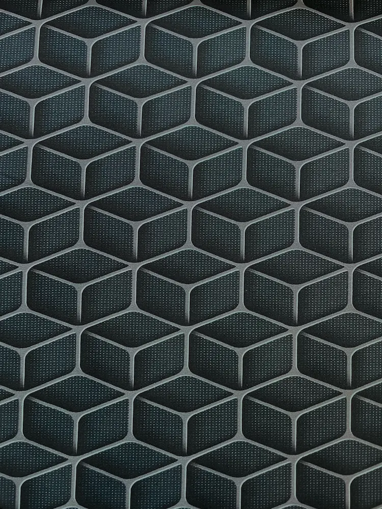 Sommersweat mit geometrischem 3D-Würfel-Muster in Anthrazit und Grau. Detailansicht der grafischen Stoffstruktur.
