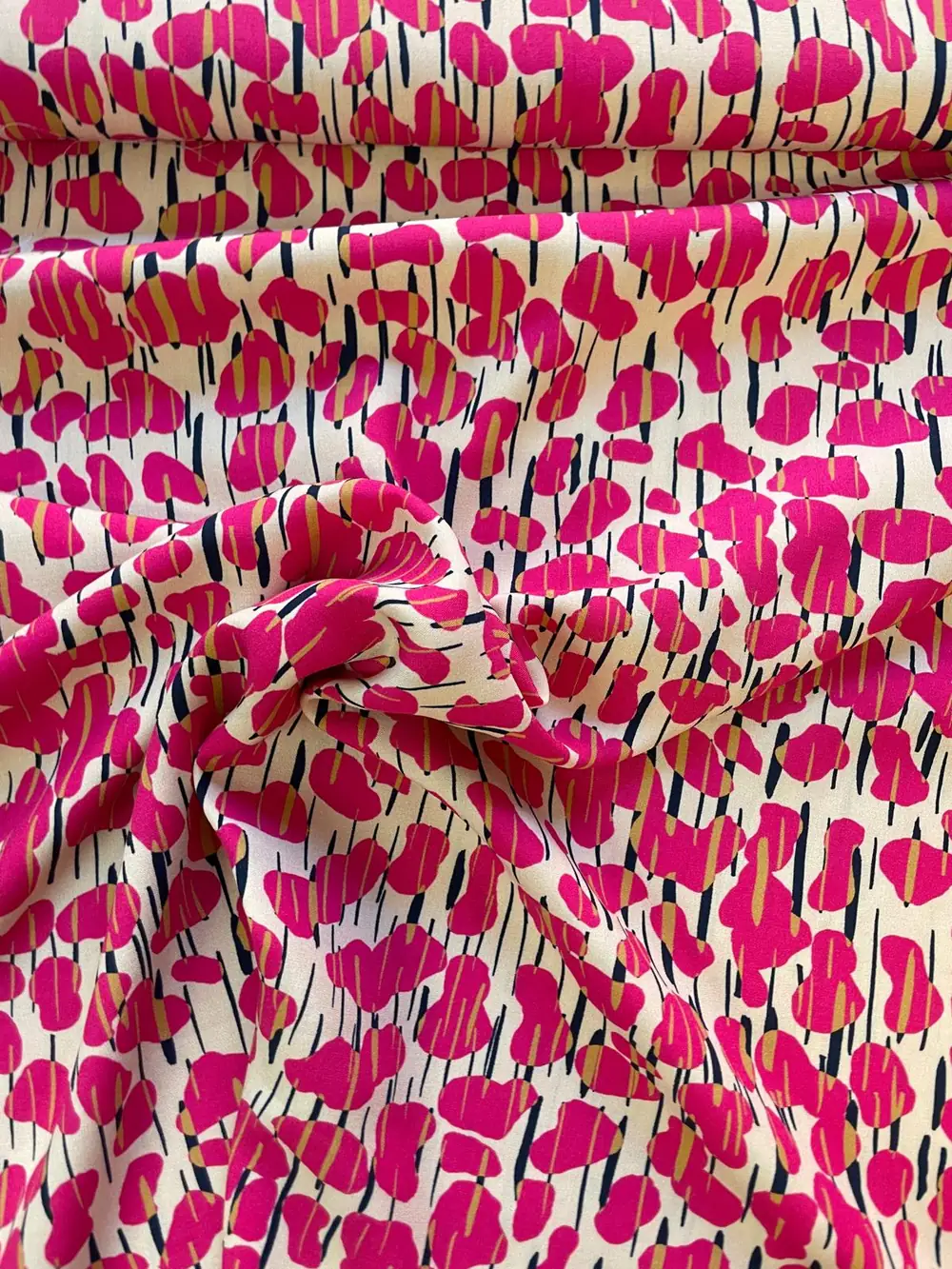 Hochwertiger Viskose-Stoff in Pink mit abstraktem Muster, 140 cm breit, perfekt als Meterware für elegante Sommerkleidung.