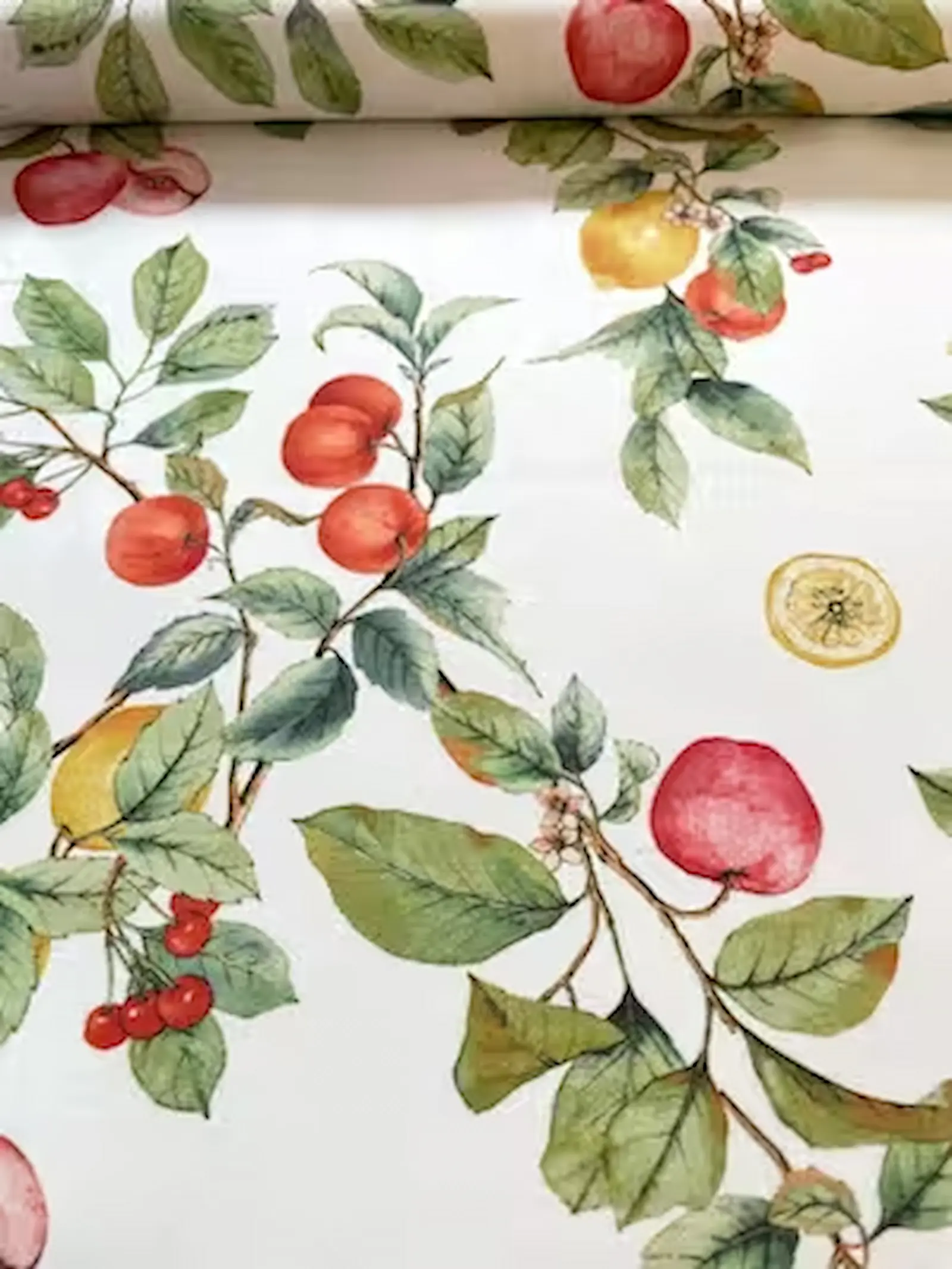 Fester Baumwoll-Dekostoff mit botanischem Früchte-Print (Äpfel, Zitronen, Kirschen) auf weißem Hintergrund, ideale Meterware für Vorhänge und Tischwäsche.
