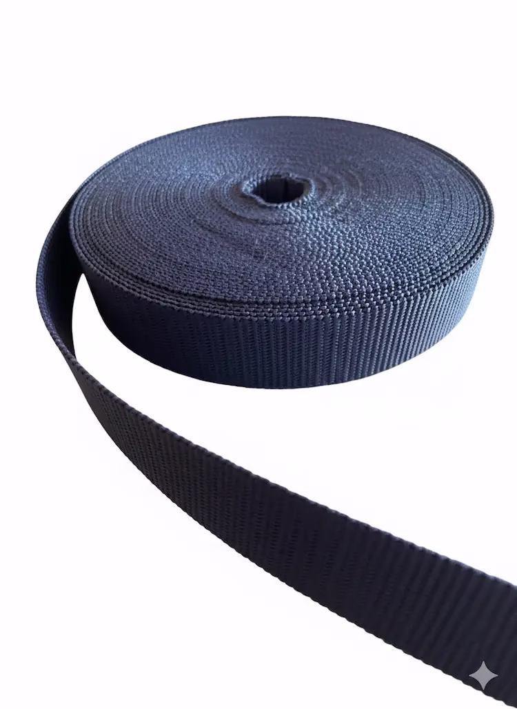 Stabiles, dunkelblaues Gurtband mit 30mm Breite auf einer Rolle, reißfeste Meterware in Marineblau mit gerippter Struktur für Taschenriemen.
