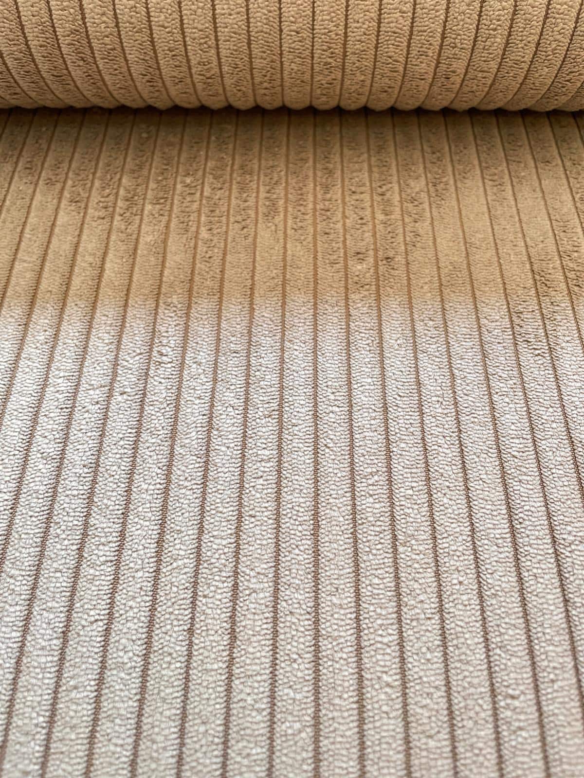 Nahaufnahme eines beigen Breitcord-Stoffs mit charakteristischer Rippenstruktur aus Polyester-Nylon-Mix für Polsterarbeiten und Taschen.