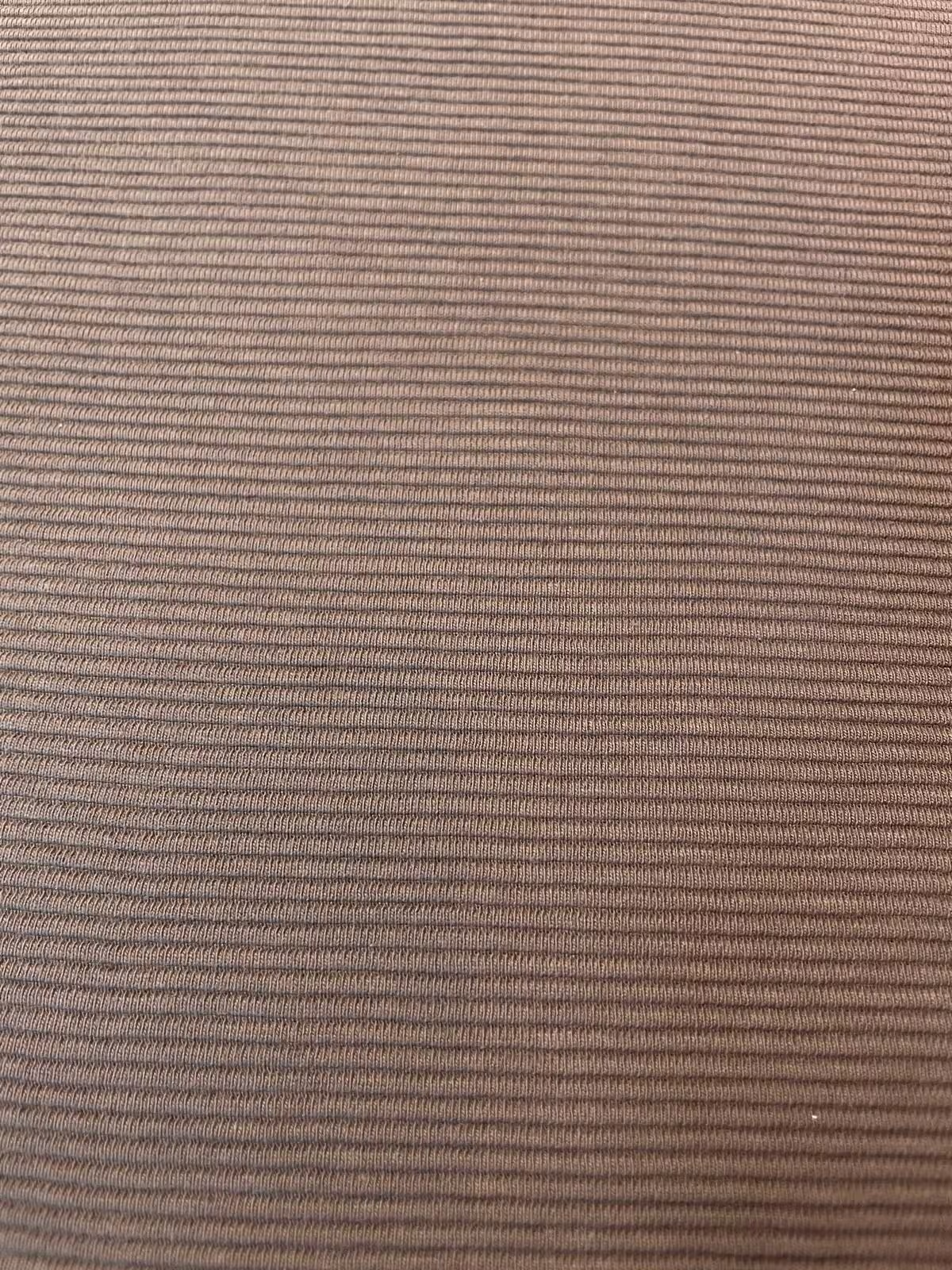 Detailaufnahme von braunem Ottoman-Rippjersey Stoff in der Farbe Mokka mit deutlicher Rippenstruktur, verfügbar als Meterware für Nähprojekte