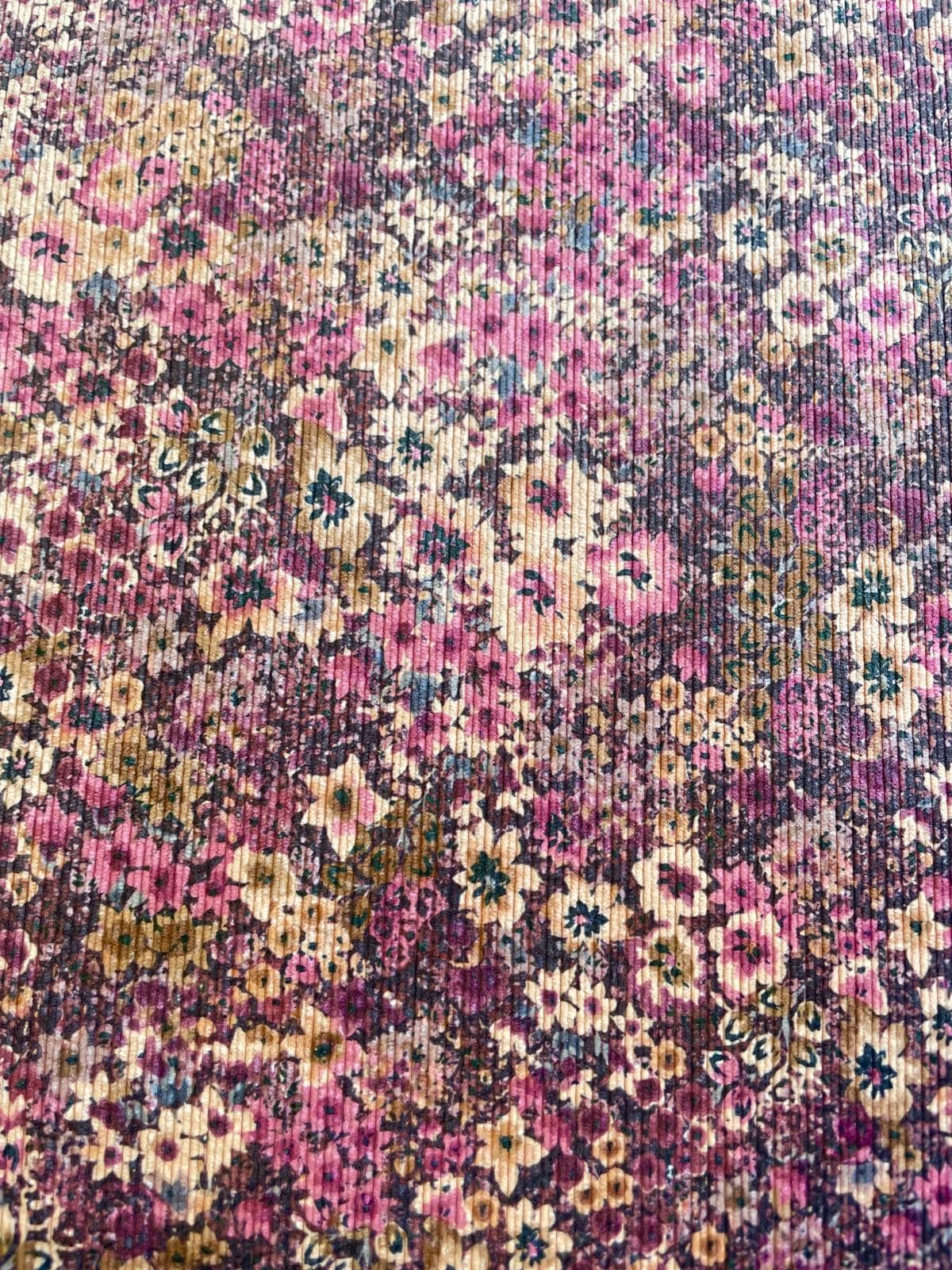 Elastischer Feincord Stoff mit romantischem Blumenmuster und Blumenprint als Meterware für Nähprojekte.