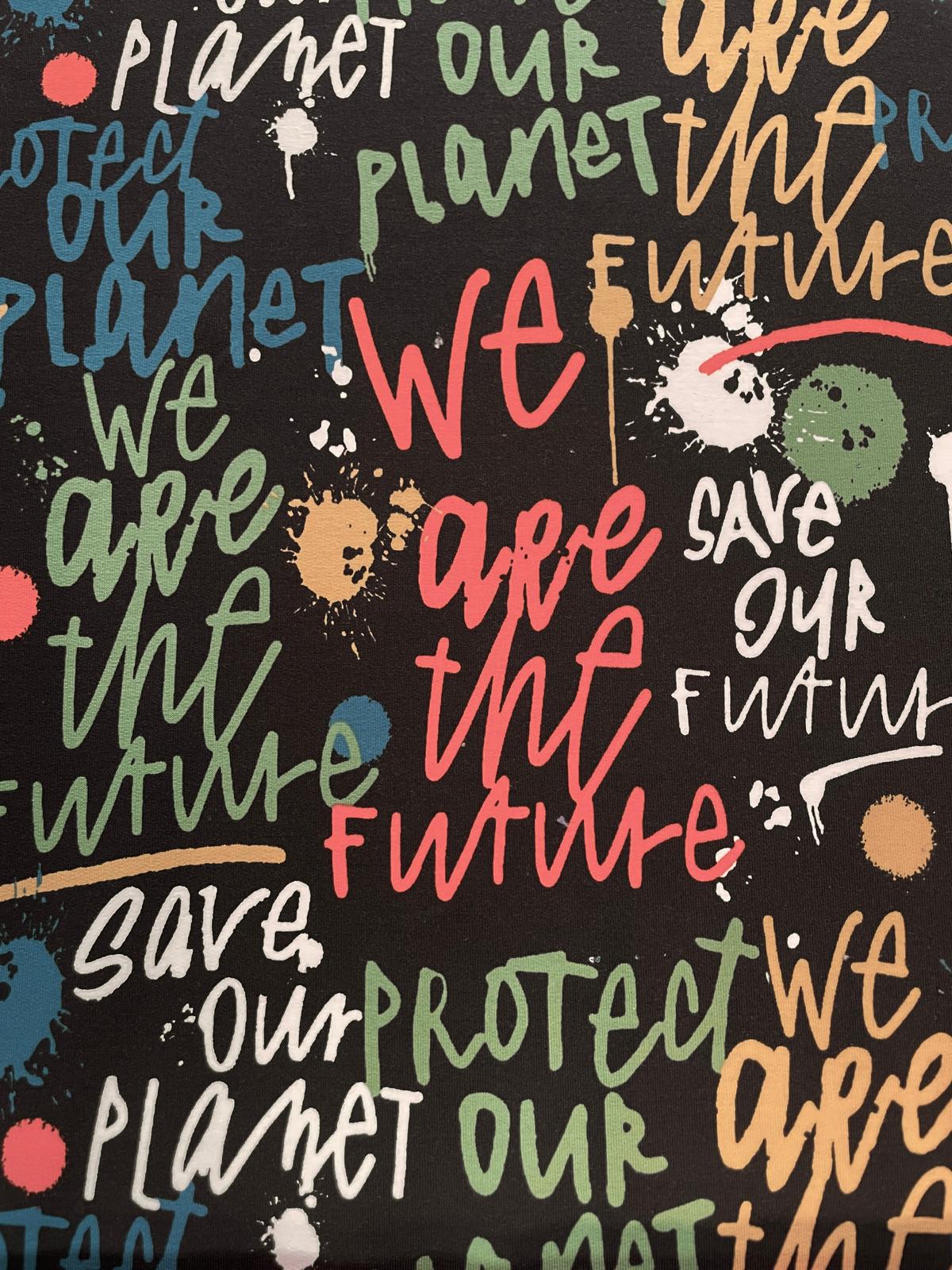 Schwarzer French Terry Stoff mit buntem Graffiti-Print und Schriftzügen wie 'Save our Planet' und 'We are the Future' – moderne Streetwear Meterware.