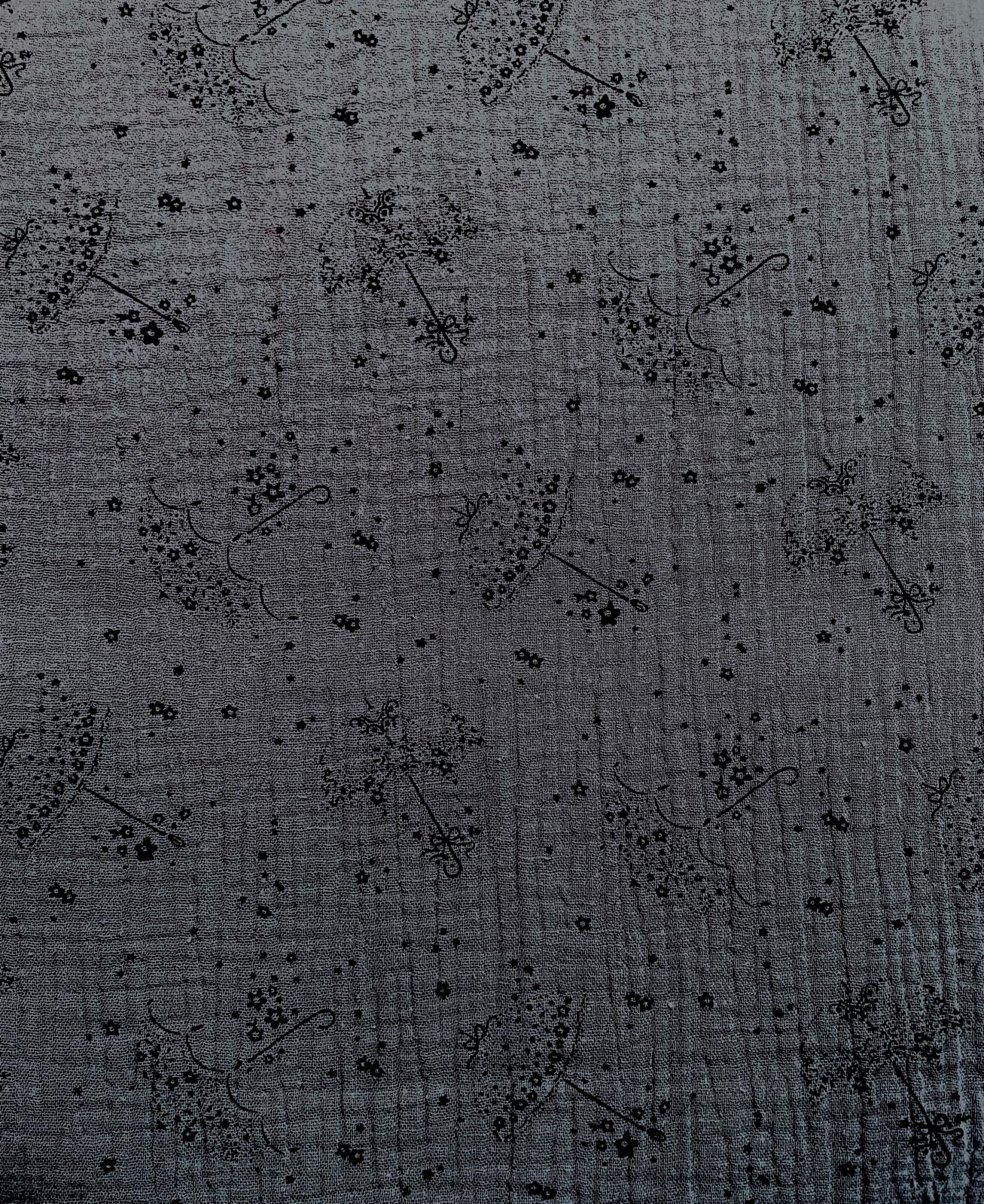 Detailansicht eines dunkelgrauen Musselin-Stoffes aus 100% Baumwolle mit feinem Muster aus schwarzen Sonnenschirmen und kleinen Blüten.