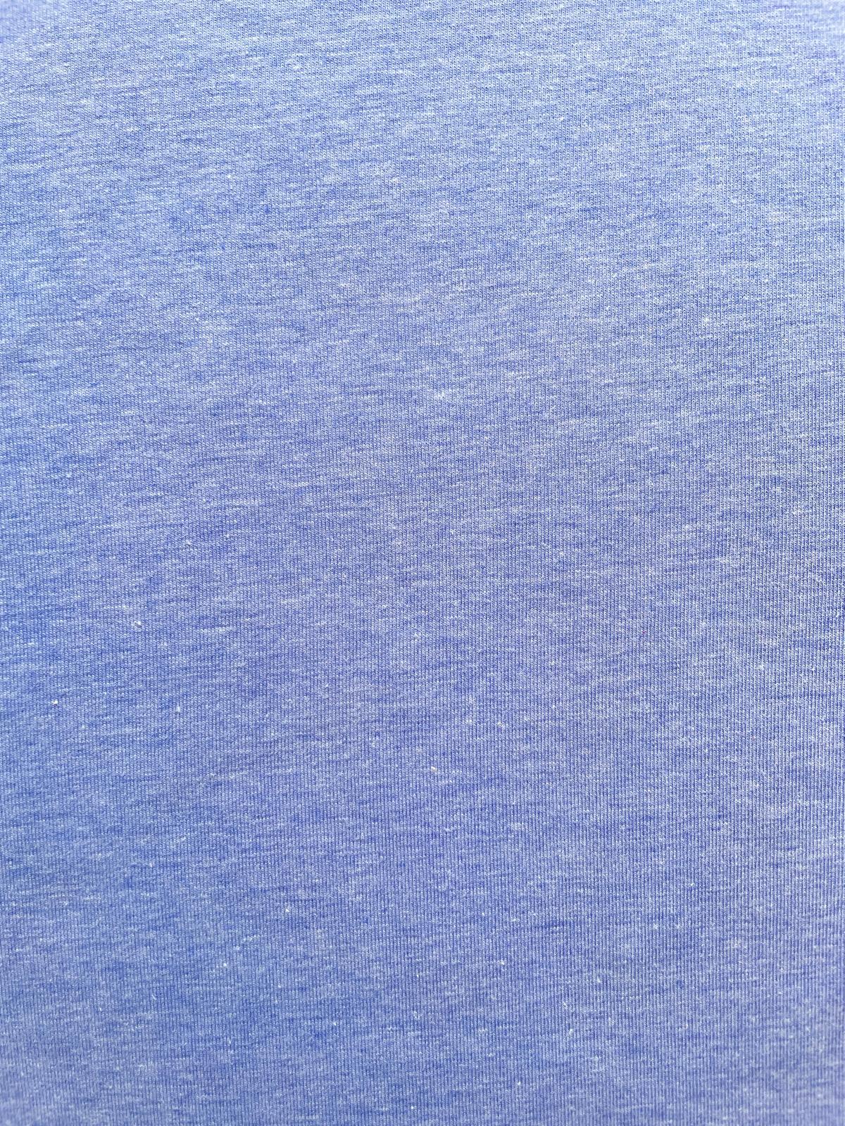 Nahaufnahme von blau meliertem Jersey-Stoff aus Baumwolle mit feiner Strickstruktur für Bekleidung.