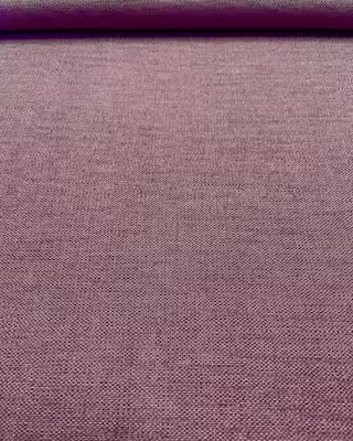 Nahaufnahme eines melierten Dekostoffs in gedecktem Mauve-Lila mit feiner Webstruktur aus Baumwolle und Polyester.