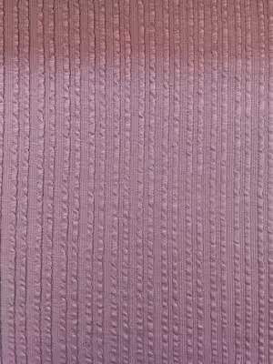 Hochwertiger Baumwolljersey in Mauve mit vertikaler Zopfstrick-Struktur, weiche Haptik für Kinderkleidung und Accessoires.