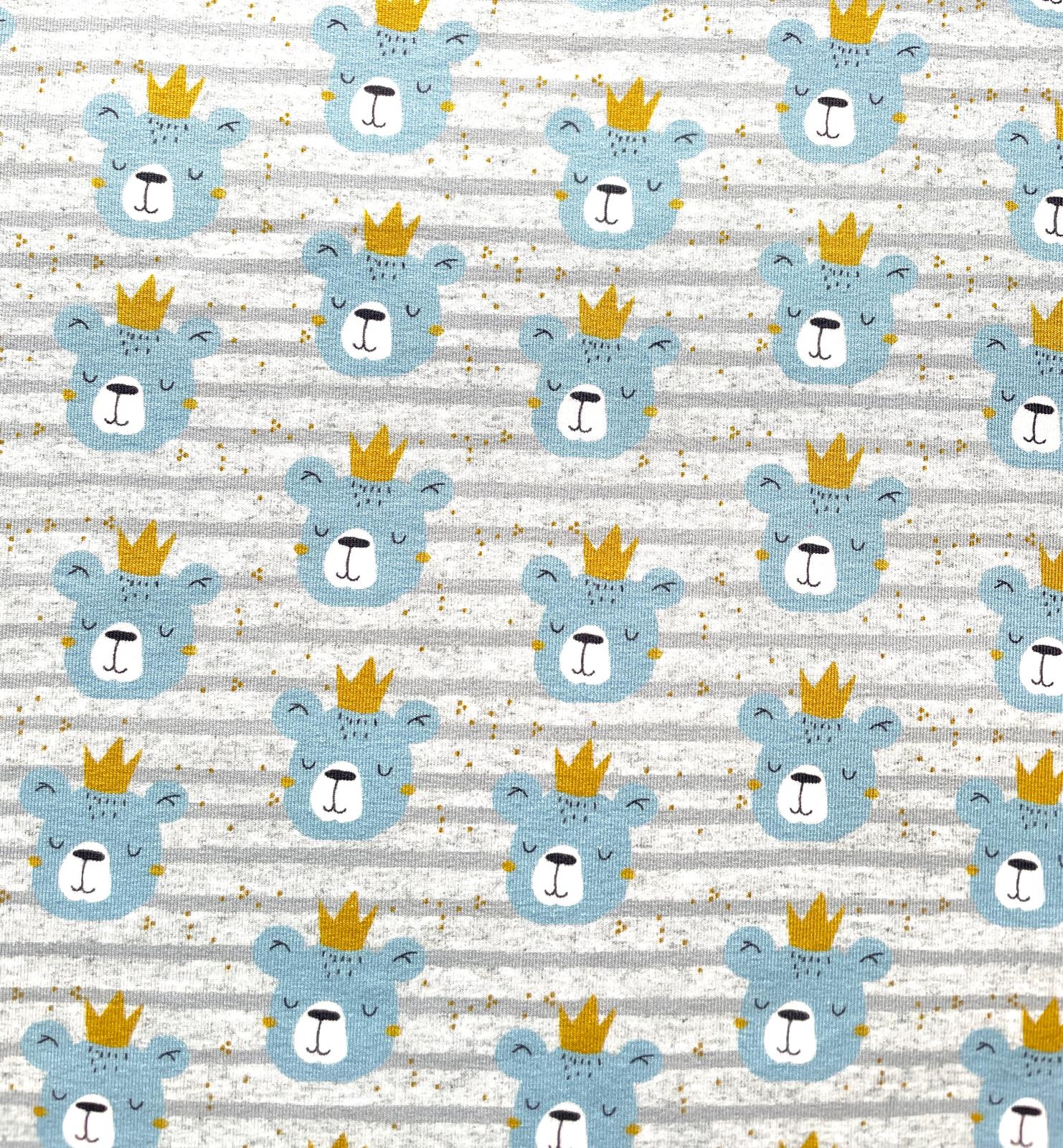 Hellblaue Bärenköpfe mit goldenen Kronen auf einem Hintergrund aus grau-weißen horizontalen Streifen, hochwertiger French Terry Stoff.