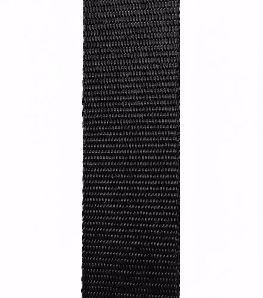 Nahaufnahme von einem einfarbigen, schwarzen Gurtband mit 40mm Breite, reißfeste Rips-Webstruktur für Taschengurte und Rucksäcke