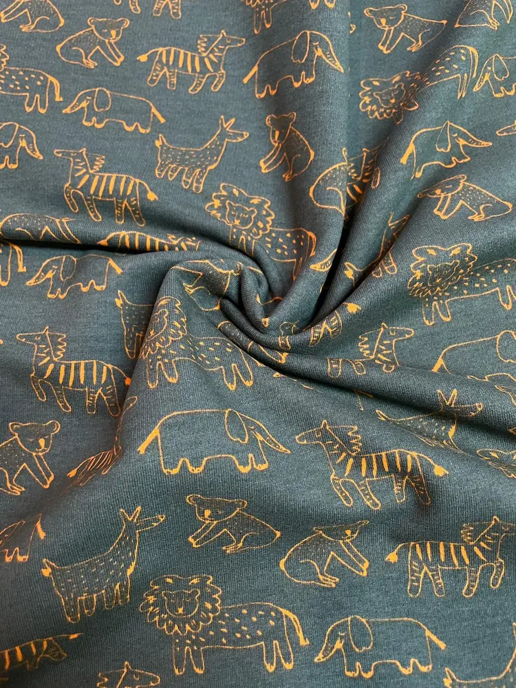 Bio-Sweat Stoff in Dunkelgrün mit orangefarbenen Safari-Tieren, ungerauter Sommersweat für Kinder, Skandi-Design.
