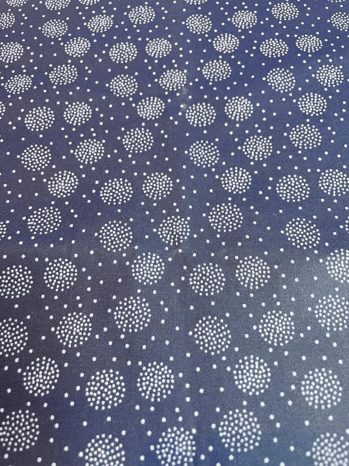 Dunkelblaue beschichtete Baumwolle mit grafischem Muster aus weißen Pünktchen-Kreisen, abwaschbare Meterware in Navy-Optik
