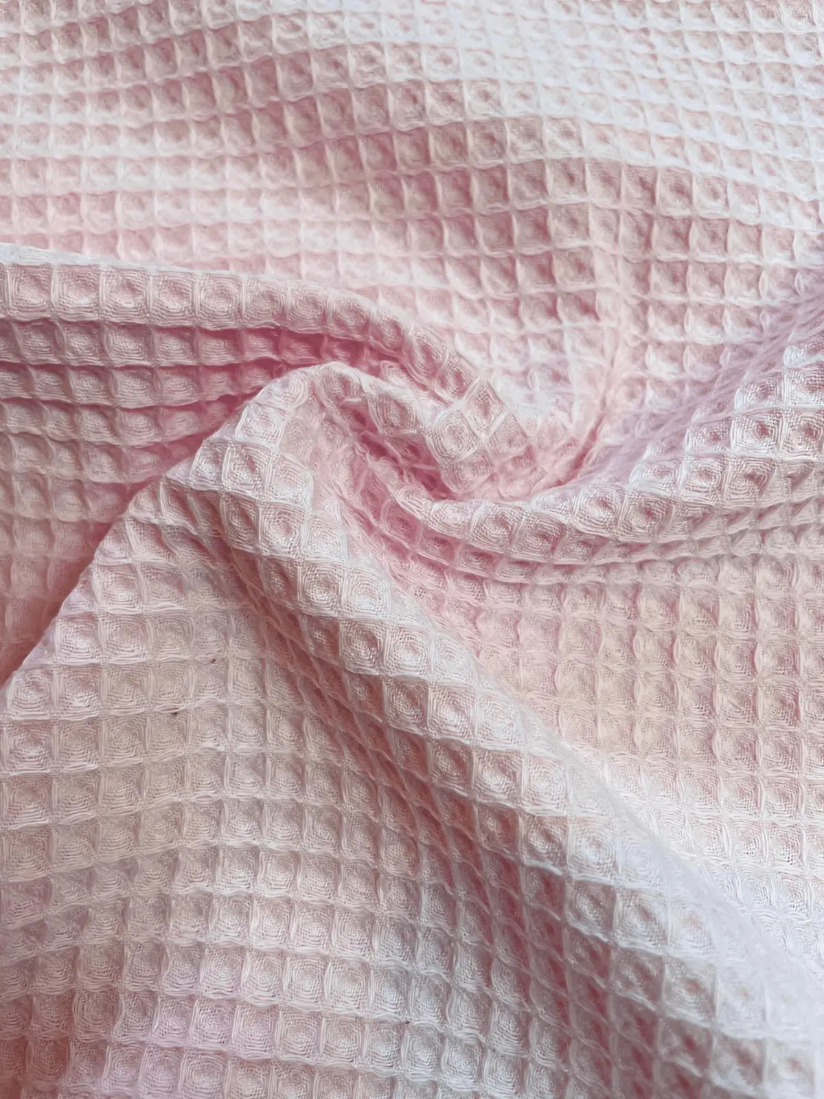 Weich fallender Waffelstoff in Rosa als Meterware mit plastischer Waffelstruktur für kuschelige Babydecken und Heimtextilien.