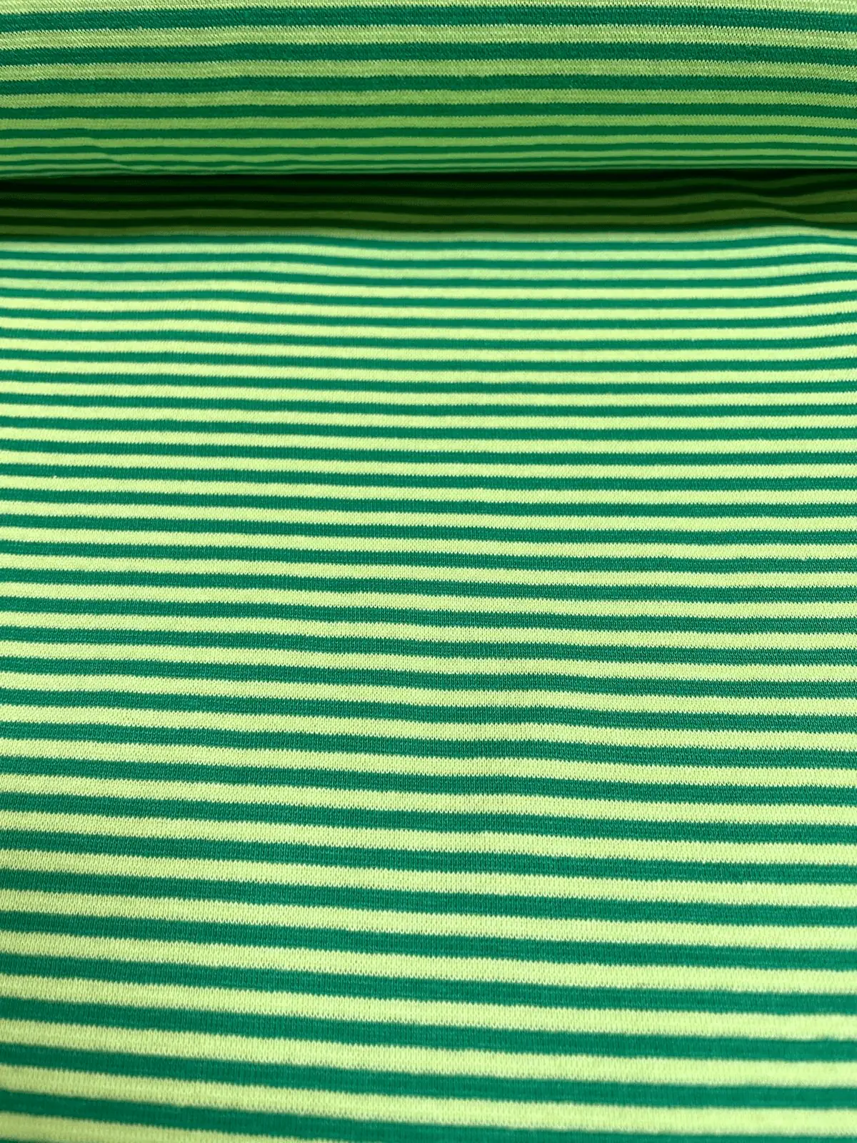 Gestreifter Bündchenstoff in Apfelgrün und Hellgrün als elastische Schlauchware (Meterware) für Pullover und Kinderkleidung.