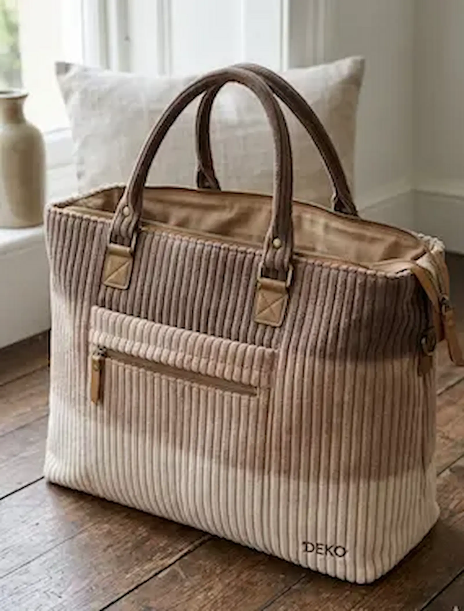 Handgemachte Tasche aus Breitcord mit Farbverlauf von Beige nach Rosa, Reißverschluss und stabilen Tragegriffen.