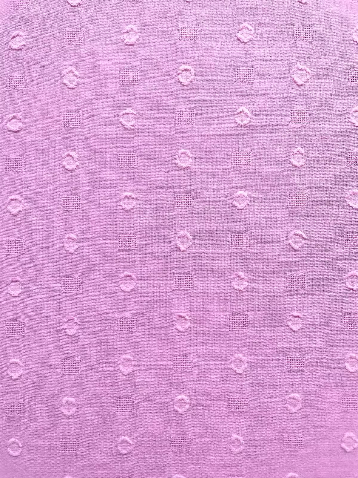 Rosa Baumwoll-Popeline Stoff als Meterware mit eingewebtem geometrischem Muster aus kleinen Kreisen und Quadraten.