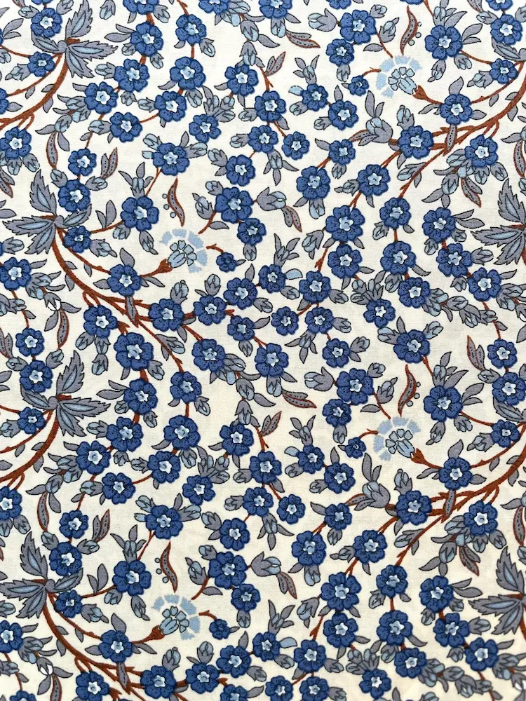 Blaues Blütenmeer – Klassische Baumwoll-Popeline Blaues Blütenmeer – Klassische Baumwoll-Popeline