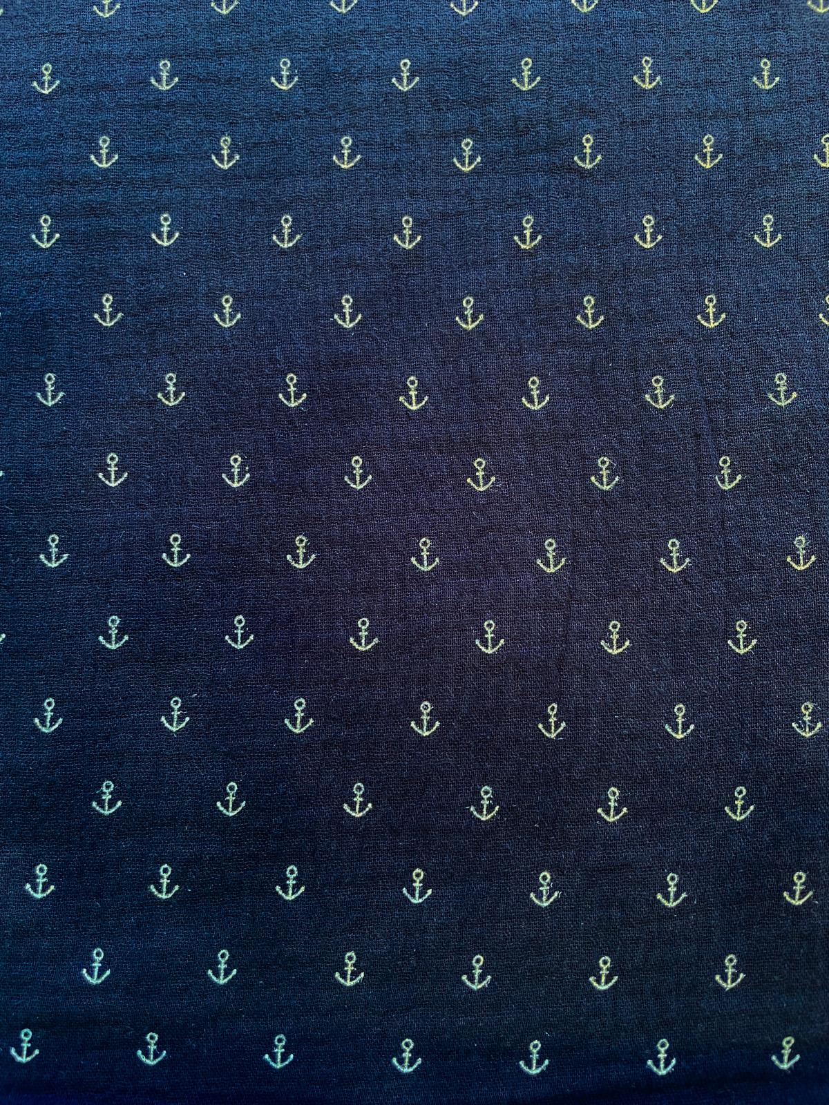 Hochwertiger dunkelblauer Musselin (Double Gauze) aus Baumwolle mit gleichmäßigem Muster aus kleinen, hellen Ankern.