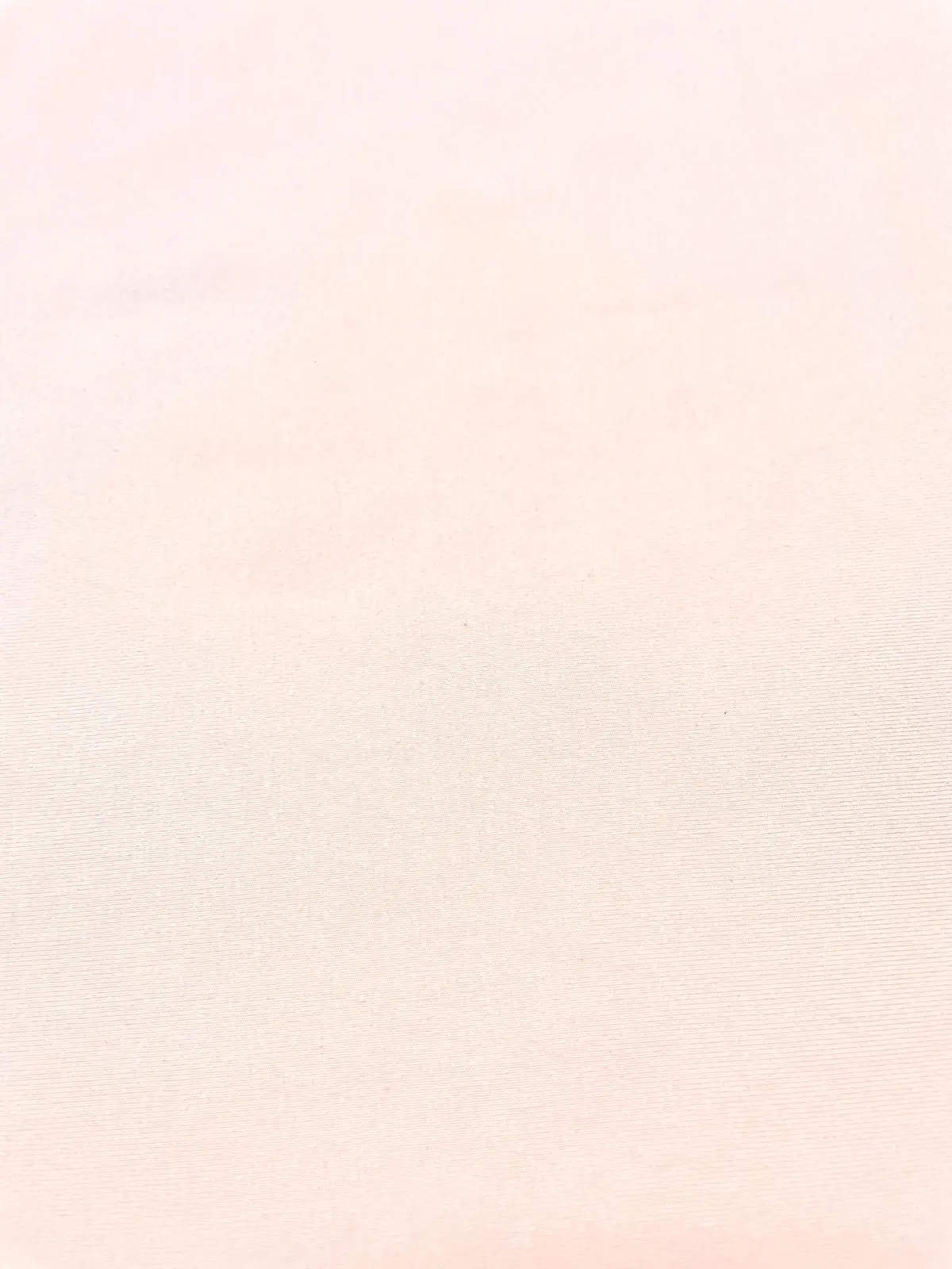 Nahaufnahme eines weichen Baumwolljerseys in zartem Puder-Rosa, 200g Qualität, 152cm breit, ideal für Kinderkleidung und Shirts.