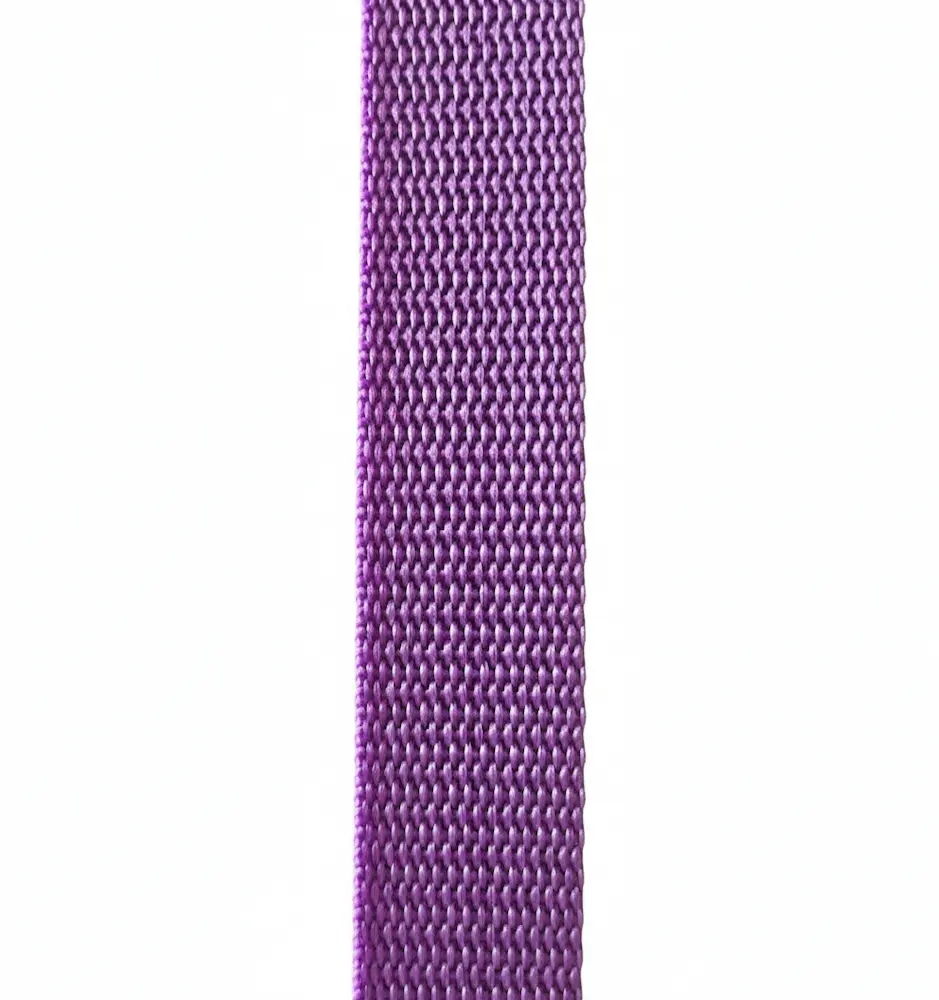 Nahaufnahme eines lila Gurtbandes mit 25mm Breite, die die reißfeste, gewebte Rippenstruktur des Materials detailliert auf weißem Hintergrund zeigt.