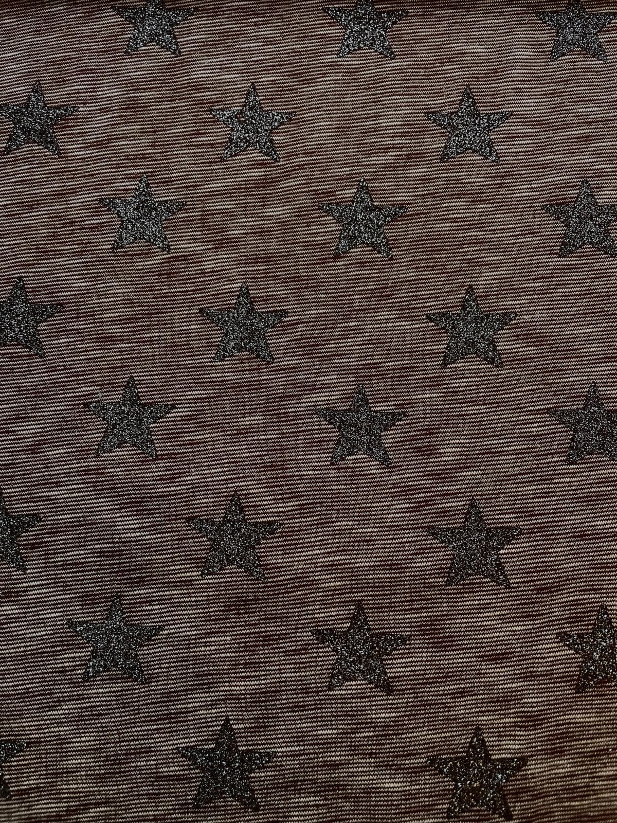 Braun-weiß melierter Sweatstoff als Meterware mit einem Muster aus dunkelgrau glitzernden Sternen.