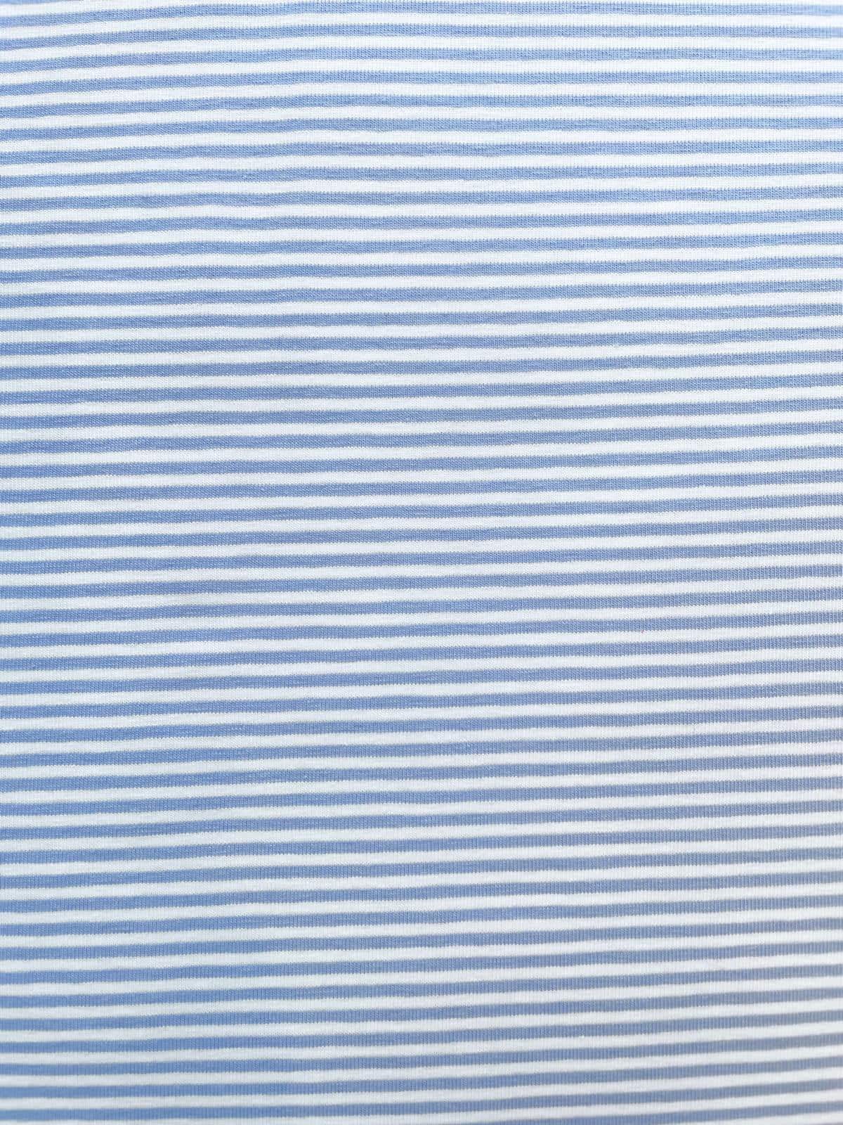 Elastischer Jersey-Stoff als Meterware mit feinen Streifen in Hellblau und Weiß – weicher Baumwolljersey für maritime Bekleidung und Nähprojekte