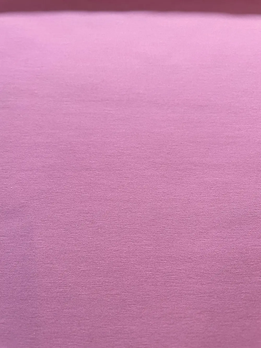 Detailansicht von dehnbarem Baumwolljersey in Beere/Altrosa, ideal als Bekleidungsstoff für T-Shirts und Kinderkleidung.