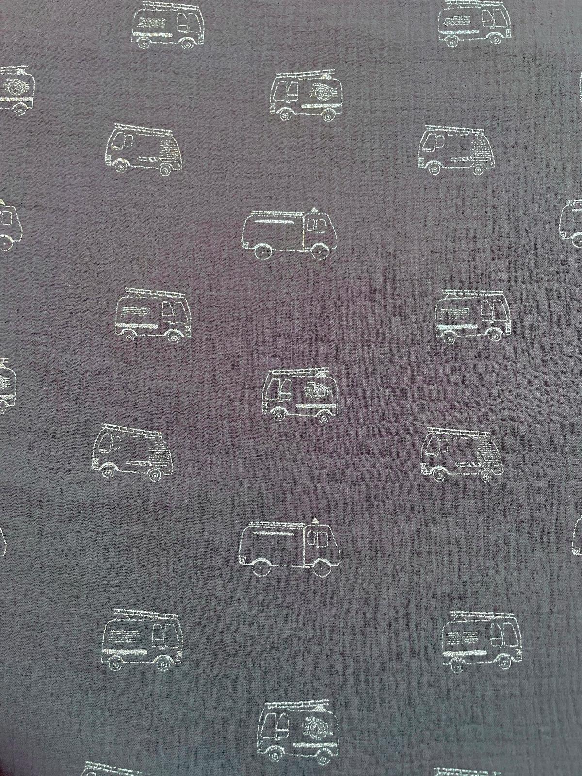 Weicher, grauer Musselin-Stoff aus 100% Baumwolle mit weißen Feuerwehr-Auto-Illustrationen im Retro-Stil.