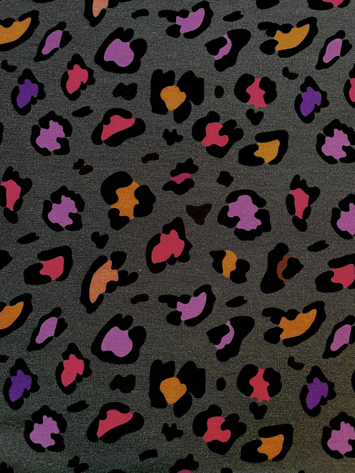 Dunkelgrauer French Terry Stoff mit buntem Leopardenmuster in Pink, Lila und Orange; glatt liegend mit Fokus auf die feine Webstruktur.