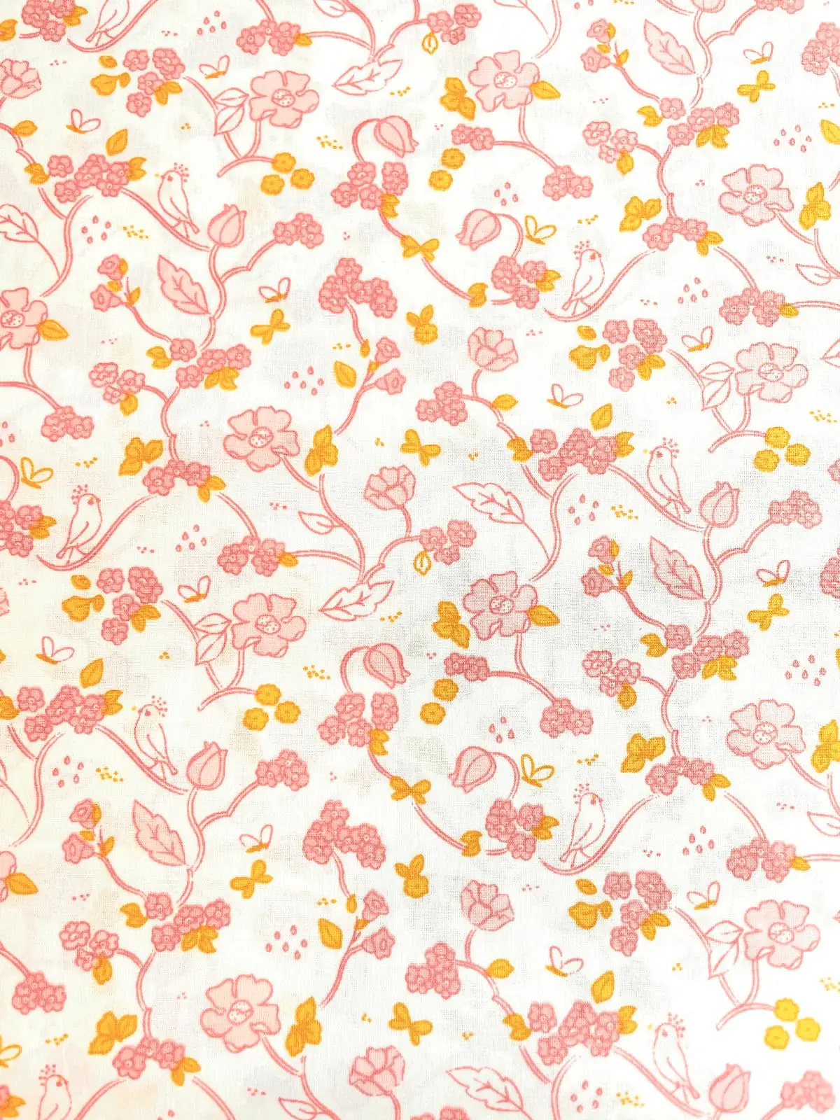 Feiner Baumwollstoff Popeline mit zarten rosa Blumenranken, gelben Schmetterlingen und kleinen Vögeln auf weißem Grund.