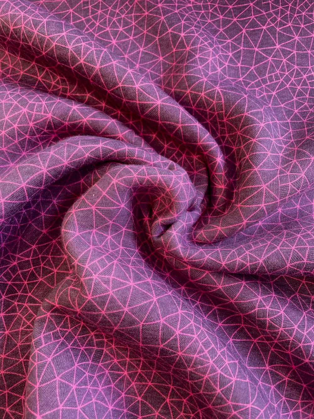 Drapierten Alpenfleece-Stoff als Meterware in Beere mit leuchtend pinkem, netzartigen und geometrischen Linienmuster.