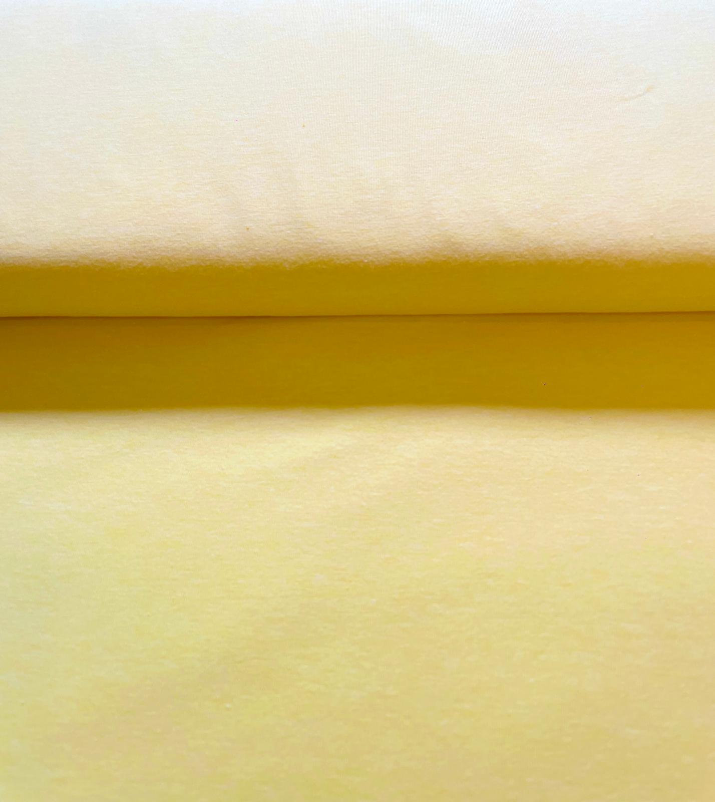 Nahaufnahme von weich fallendem, sonnengelben Jersey-Stoff aus 92% Baumwolle und 8% Elasthan mit glatter Oberflächenstruktur.