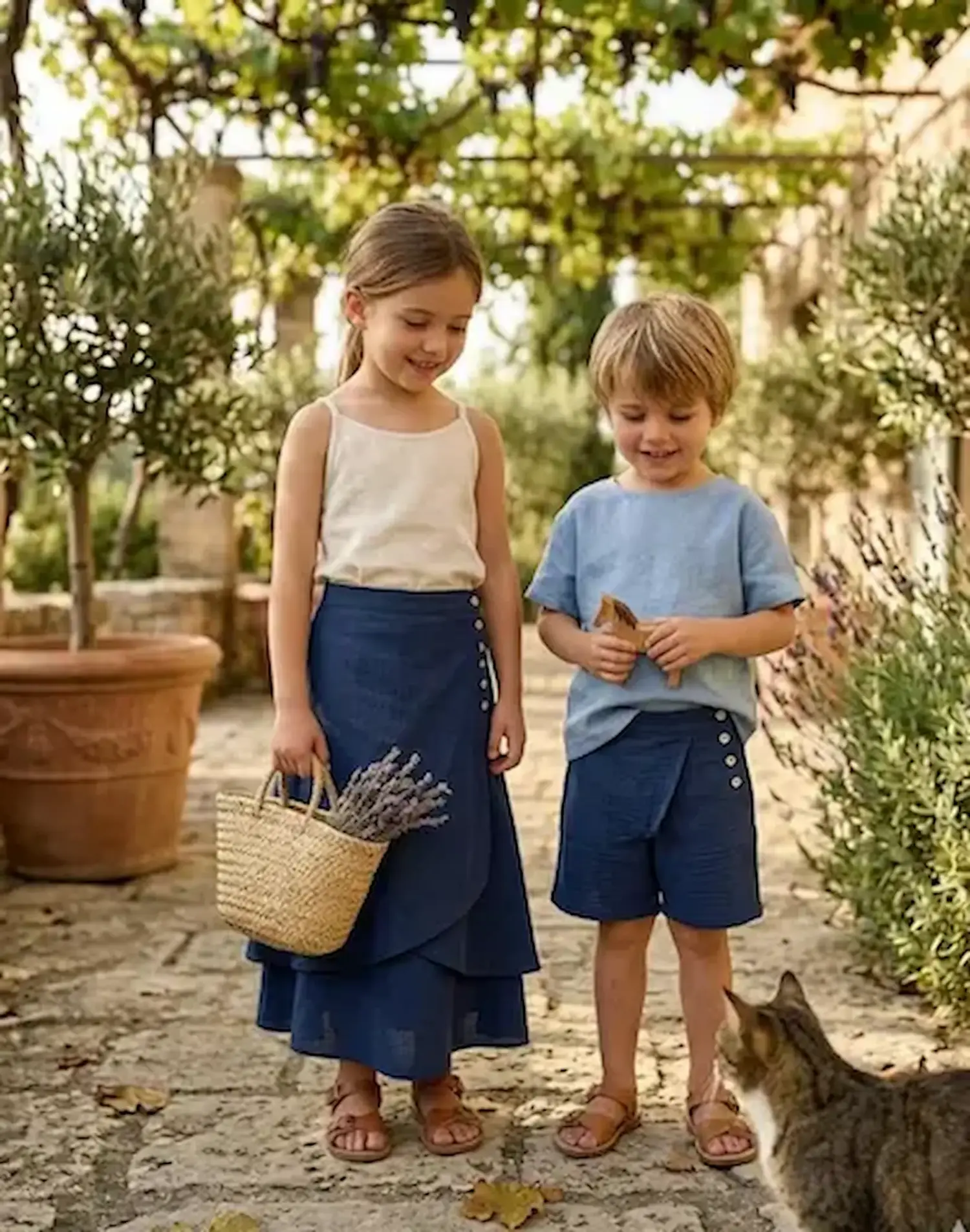 Dunkelblauer Musselin Stoff als Meterware, weiche Baumwolle in Uni-Optik für Kinderkleidung und Accessoires.