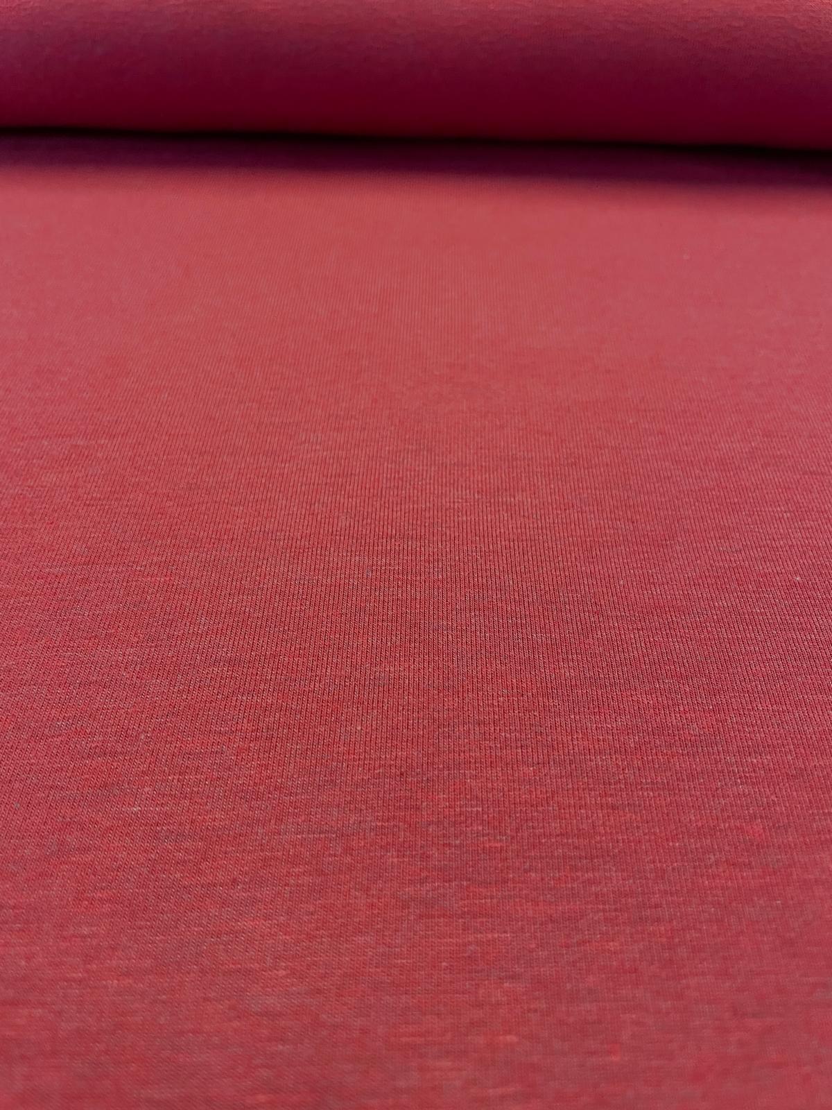 Detailansicht eines weinroten Jersey-Stoffs aus 95% Baumwolle mit feiner Melange-Optik, blickdicht und weich für Bekleidung.