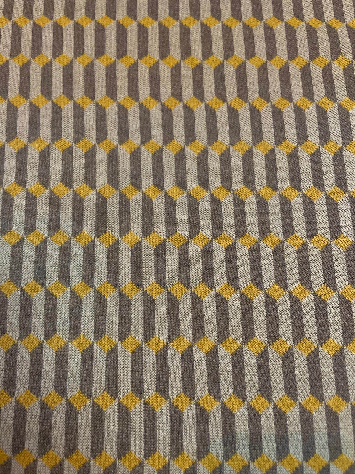 Hochwertiger Bio-Jacquard-Strickstoff mit einem geometrischen Allover-Muster. Das Design zeigt senfgelbe Rauten auf einem fein gestreiften Hintergrund in Grau, Beige und Anthrazit. Durch die spezielle Stricktechnik entsteht eine leichte 3D-Struktur. Ein b