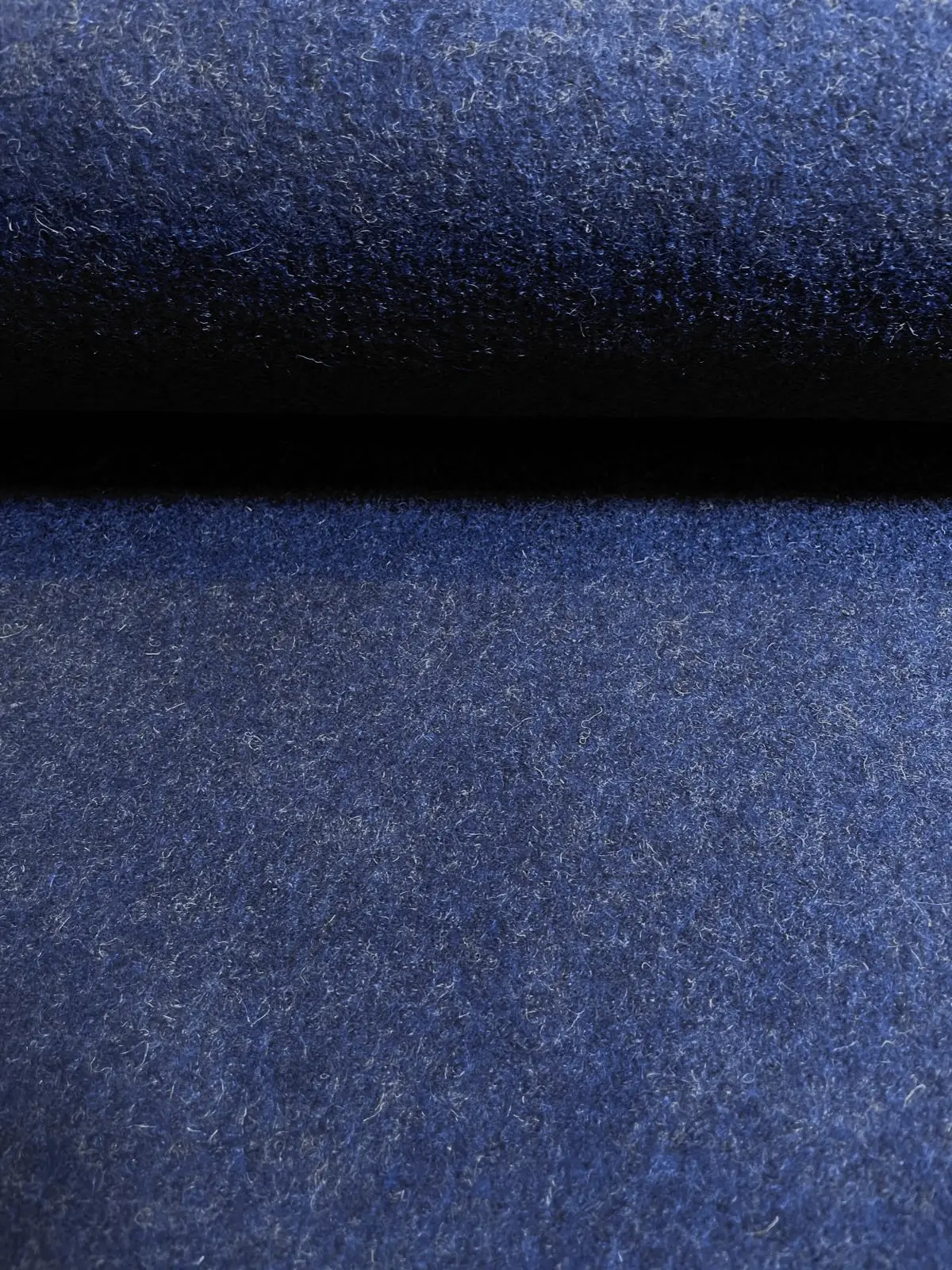 Dunkelblauer Walkstoff (Marine) aus 100% Schurwolle, dichte gefilzte Textur mit leichter Melierung, perfekt für warme Jacken.