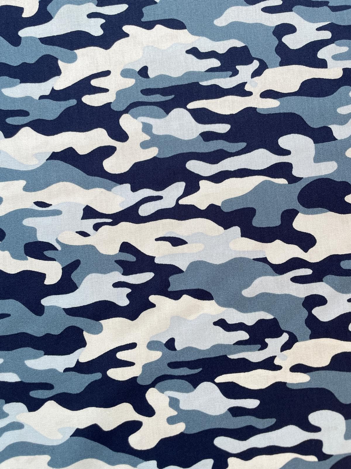 Draufsicht auf einen feinen Baumwoll-Popeline-Stoff als Meterware mit einem klassischen Camouflage-Muster in Dunkelblau, Taubenblau, Hellgrau und Weiß.