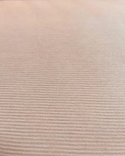 Strukturierter Jersey Ottoman Stoff in Beige mit feiner Rippenoptik – Detailansicht.