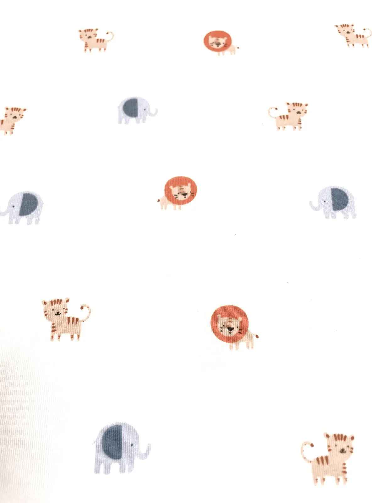 Weißer Jersey-Stoff mit kleinen illustrierten Motiven von Löwen, Elefanten und Tigern im Kinder-Stil.