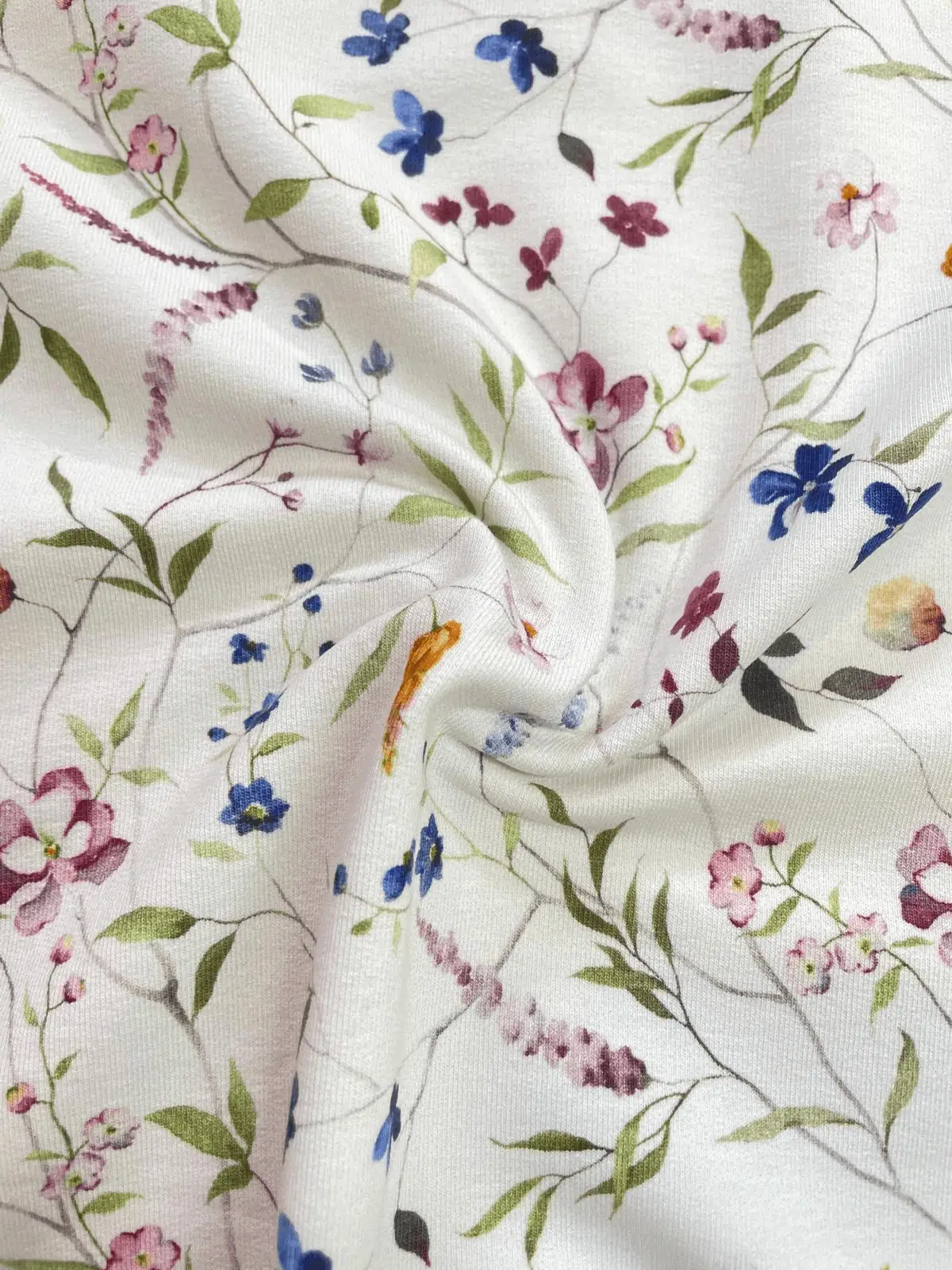 Floraler French Terry Stoff als Meterware mit Aquarell-Wiesenblumen zum Kaufen und Nähen