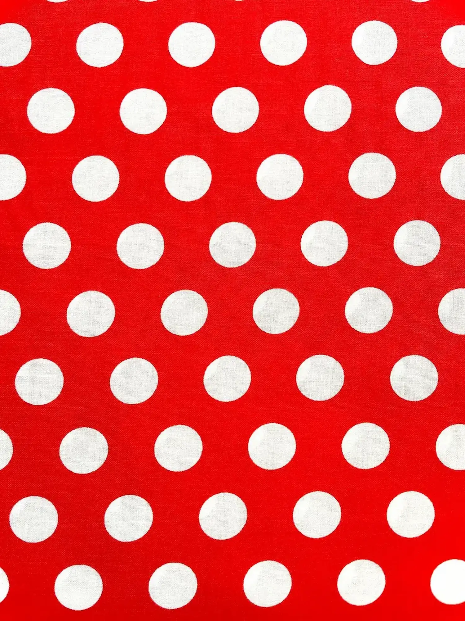 Nahaufnahme von Viskose Webware Meterware in Rot mit gleichmäßigen weißen Punkten (Polka Dots).