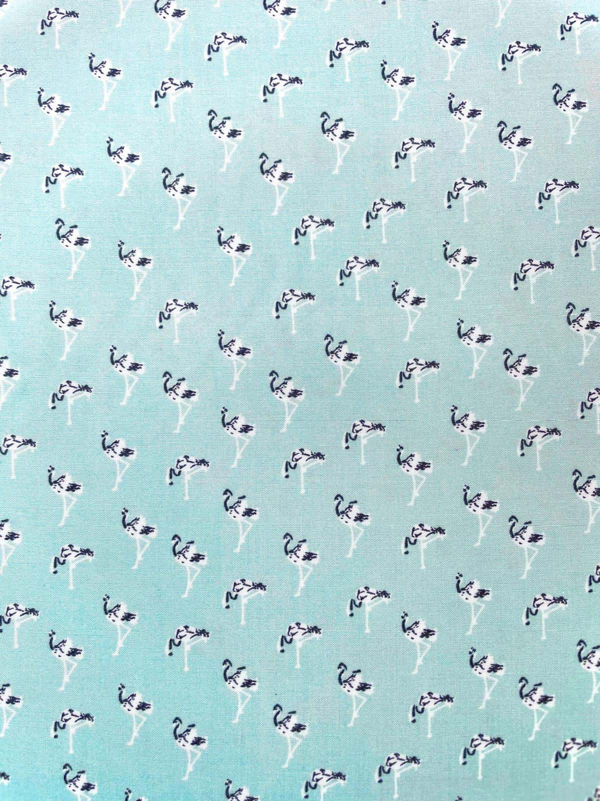 Leichter Viskosestoff in Mint mit feinem Flamingo-Muster, 140cm breit, ideal für Sommerkleider und Blusen.