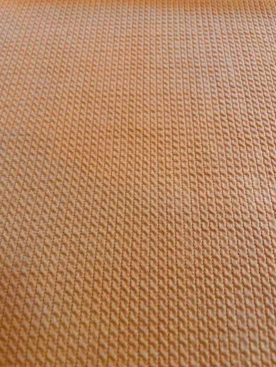 Jacquard-Jersey in warmem Terrakotta mit Zopfstrick-Muster – elastische Meterware mit 3D-Relief-Optik