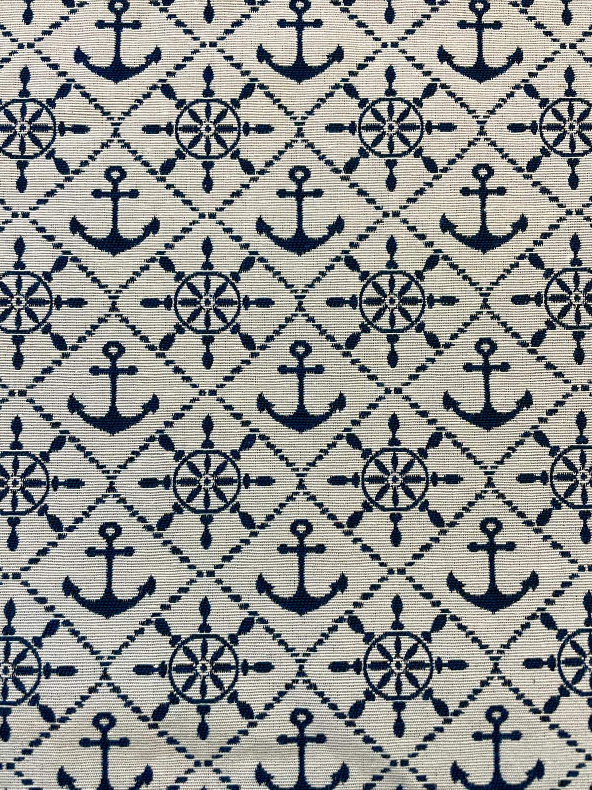 Hochwertig gewebter Gobelinstoff als Meterware mit maritimem Muster aus dunkelblauen Ankern und Steuerrädern im Rauten-Design auf hellem Grund.
