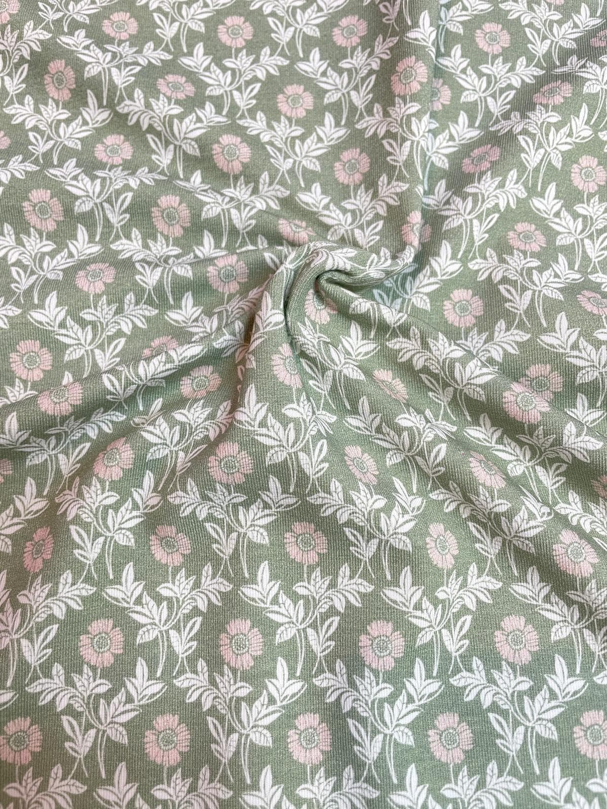 Hochwertiger Jerseystoff in Salbeigrün mit floralem Rankenmuster und rosa Blüten, elastische Baumwoll-Meterware für Kleider und Shirts.